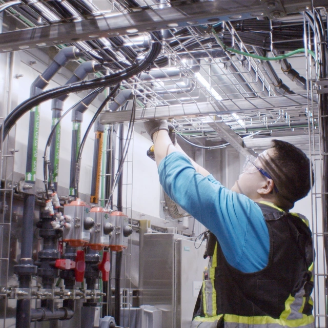 列治文 Saltworks Technologies 的技术人员在工作