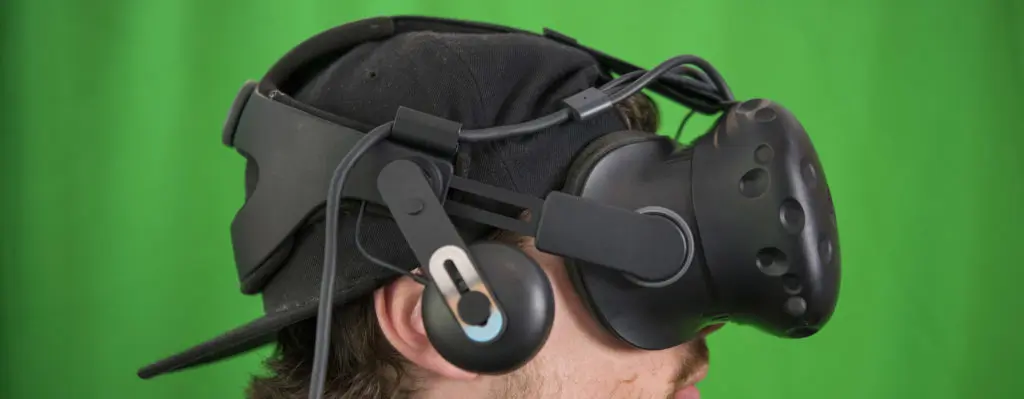 佩戴虚拟现实头盔的男士特写 - Cloudhead 游戏