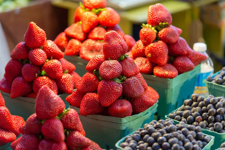 一篮篮的草莓和蓝莓