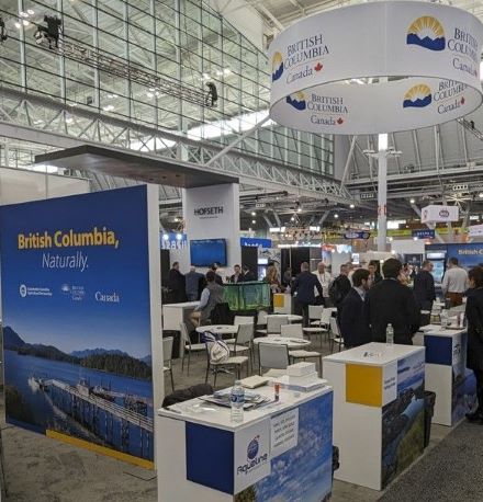 B.C. Naturally 展位设有横幅、桌子和标牌。