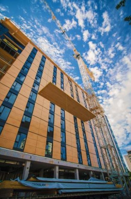 正在建设中的 Brock Commons 大楼